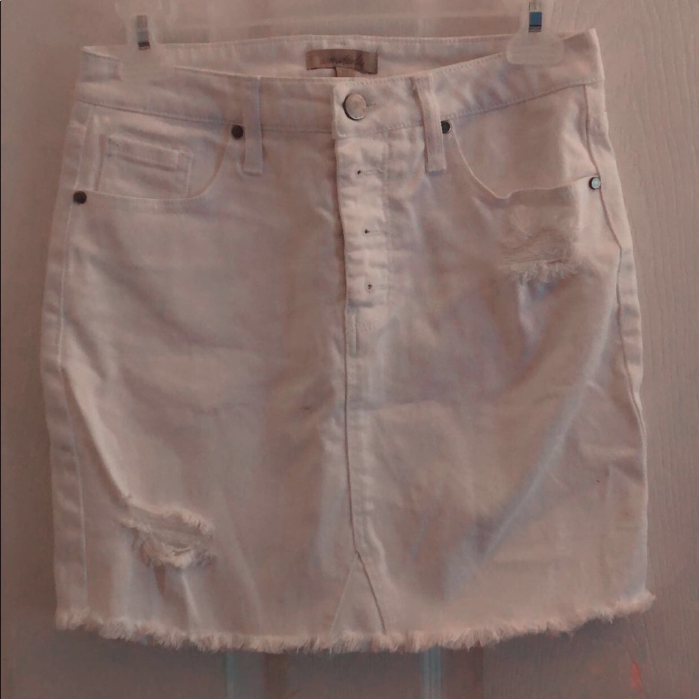 Cute white denim skirt!